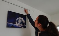 Ausstellungsaufbau - das ist nicht die Fotografin;-)